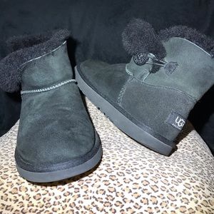 Authentic UGG mini Bailey button black size 5